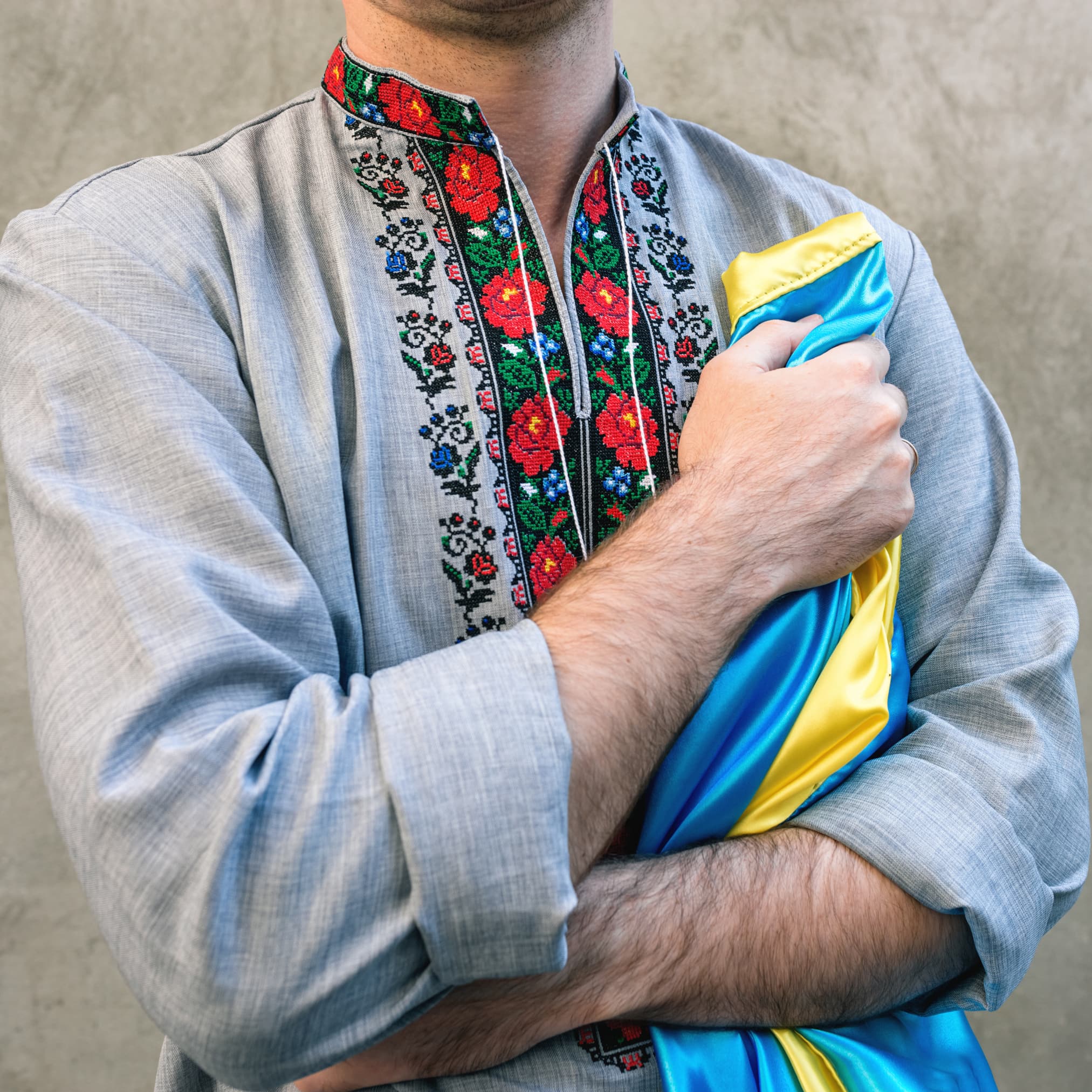 Чоловік одягнений в сорочку Перун