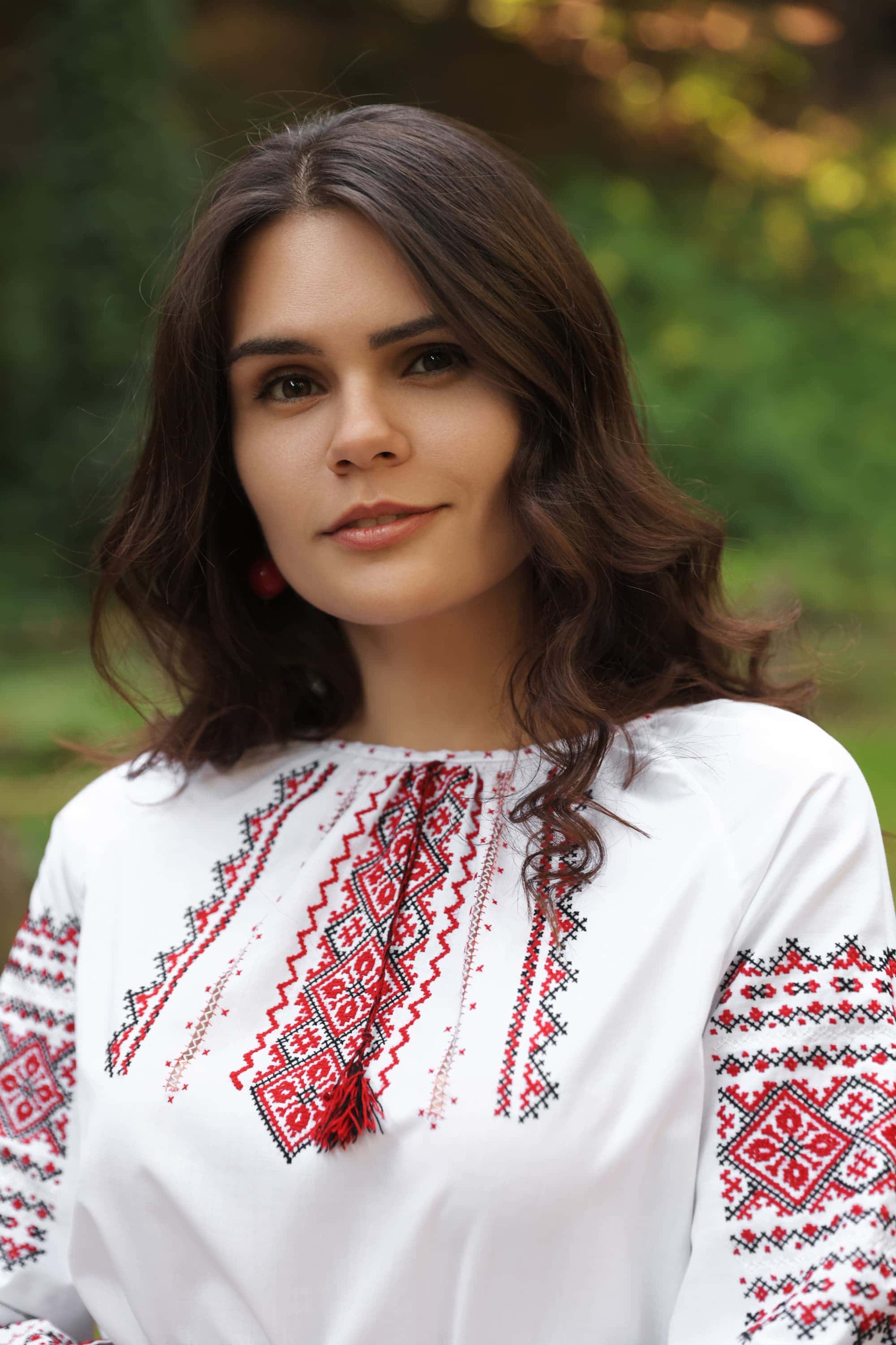 Жінка одягнена в блузка Розкіш